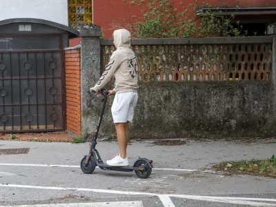 11.7.2025 - policija, nadzor prometa, lahka motorna vozila, skuter, moped, varnost v prometru, skiroFoto: Luka Cjuha
