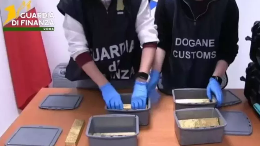 Zaseženo zlato na letali&scaron;ču v Rimu. Foto: italijanska policija