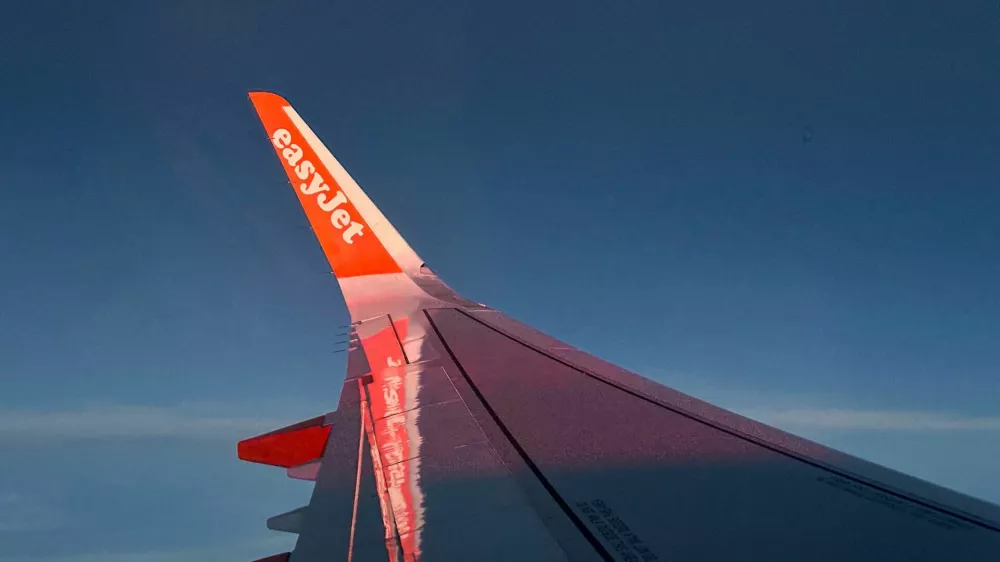 FILE PHOTO: General view of the wing on an EasyJet flight on route from Lisbon to Prague, Czech Republic, October 25, 2023. REUTERS/David W Cerny/File Photo