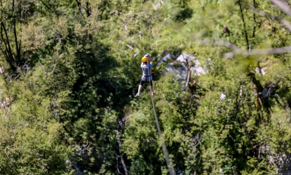 Zipline na Bovškem: Mladi Čeh prepozno zaviral in z glavo trčil v vejo