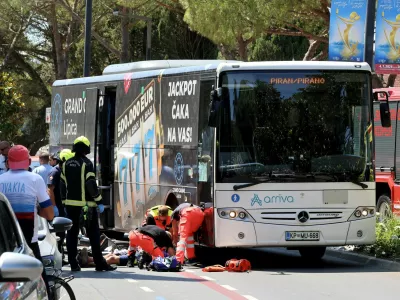 &raquo;Vozniki nosijo ogromno odgovornost&laquo;: Po smrti kolesarja pozivi k ureditvi avtobusnih prevozov