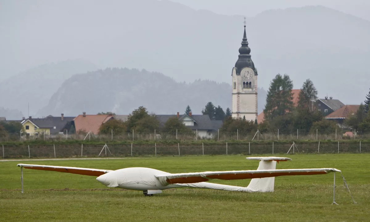 Nesreča v Lescah: Pri vzletu jadralnega letala poškodovan 57-letni pilot