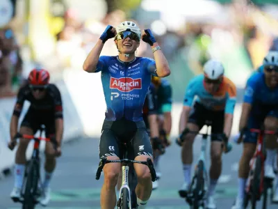 Cycling - Tour de France - Stage 17 - Chambery to Voiron - Voiron, France - July 22, 2026 Alpecin - Premier Tech's Jasper Philipsen celebrates winning stage 17 REUTERS/Stephanie Lecocq