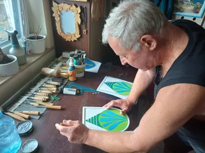 Silvo Zevnik, izdelovalec grbov iz lipovega lesa, Medvode / Foto: Nata&scaron;a Bucik Ozebek