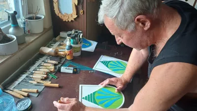 Silvo Zevnik, izdelovalec grbov iz lipovega lesa, Medvode / Foto: Nata&scaron;a Bucik Ozebek