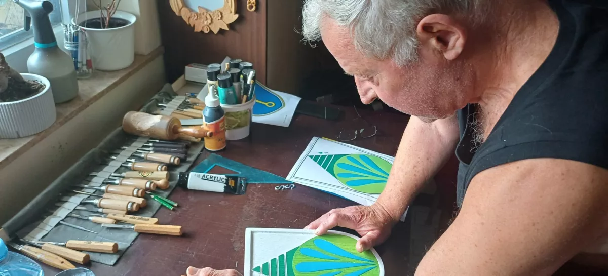 Silvo Zevnik, izdelovalec grbov iz lipovega lesa, Medvode / Foto: Nata&scaron;a Bucik Ozebek