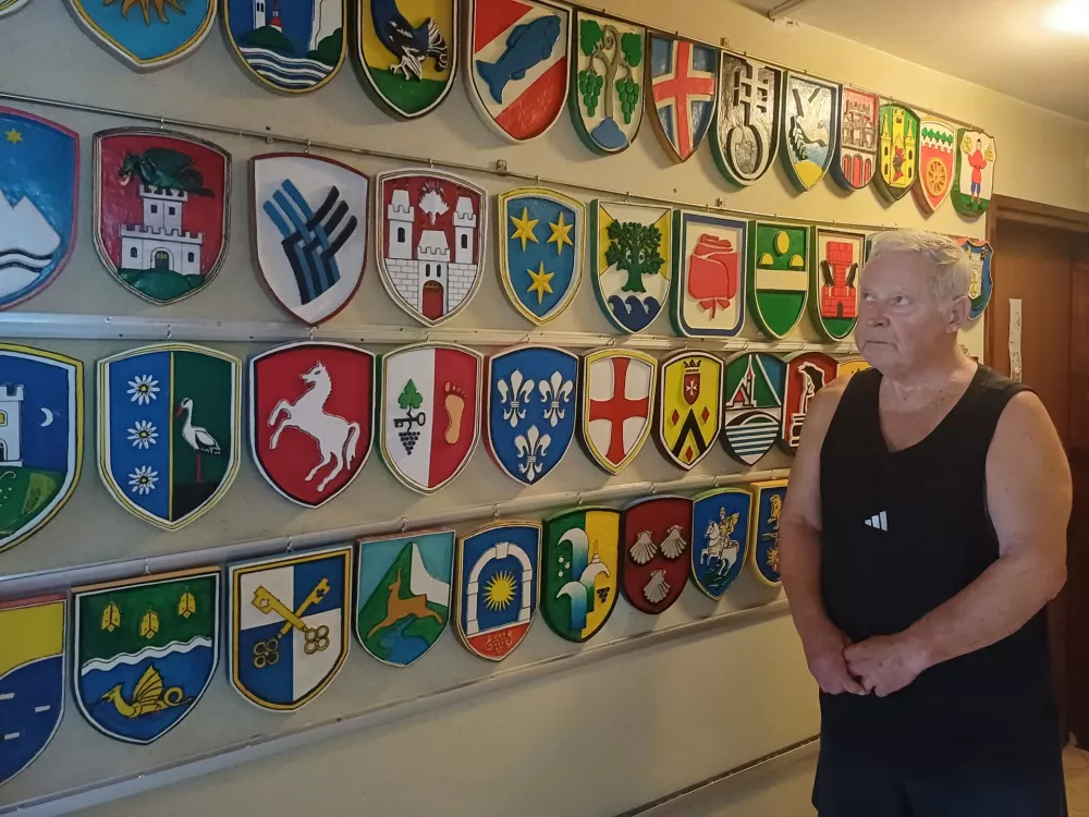 Silvo Zevnik, izdelovalec grbov iz lipovega lesa, Medvode / Foto: Nata&scaron;a Bucik Ozebek