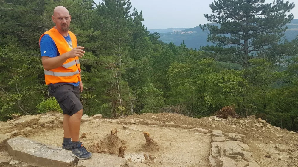 Miha Murko, ZVKDS, Center za preventivno arheologijo, arhelo&scaron;ko najdi&scaron;če, &Scaron;pina 2, drugi tir, sveti&scaron;če / Foto: Katja Gle&scaron;čič 