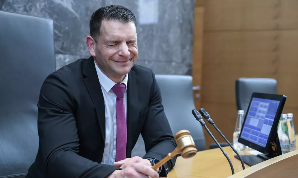 Novi predsednik DZ Zoran Stevanović, Resnica- 10.04.2026 - ustanovna seja novega sklica DZ, ki jo je sklicala predsednica republike Nata&scaron;a Pirc Musar; seja se je začela z imenovanjem predsednika in podpredsednika mandatno-volilne komisije, sledila je prekinitev, pol ure po prekinitvi pa se je začela seja mandatno-volilne komisije DZ za pripravo druge točke dnevnega reda; v nadaljevanju seje DZ so potrjevali mandate poslancem in volili predsednika DZ//FOTO: Jaka Gasar / Foto: Jaka Gasar