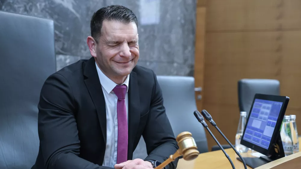 Novi predsednik DZ Zoran Stevanović, Resnica- 10.04.2026 - ustanovna seja novega sklica DZ, ki jo je sklicala predsednica republike Nata&scaron;a Pirc Musar; seja se je začela z imenovanjem predsednika in podpredsednika mandatno-volilne komisije, sledila je prekinitev, pol ure po prekinitvi pa se je začela seja mandatno-volilne komisije DZ za pripravo druge točke dnevnega reda; v nadaljevanju seje DZ so potrjevali mandate poslancem in volili predsednika DZ//FOTO: Jaka Gasar / Foto: Jaka Gasar