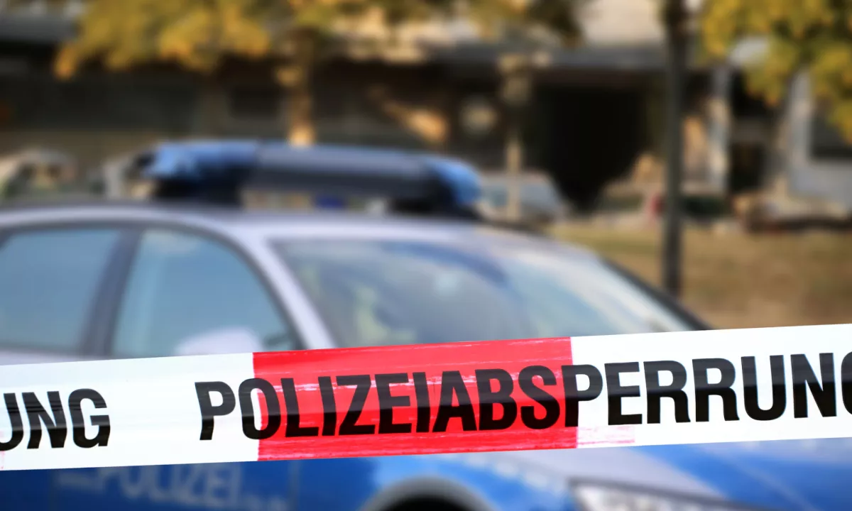 Napad z nožem v nakupovalnem središču: ženska hudo poškodovana, napadalec na begu