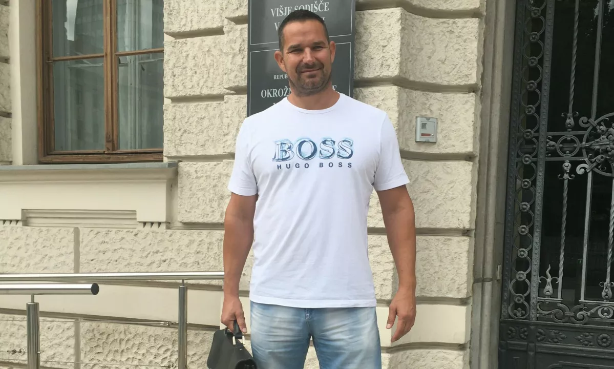 Poslanec Mijič podjetje Progros podaril Roku Snežiču: od gradbeništva do reje kamel