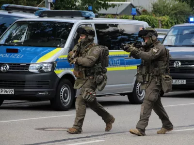 Special police walks towards a suspected hostage-taking situation in a bank in Regensburg, Germany, July 23, 2026.  REUTERS/Mario Moller   TPX IMAGES OF THE DAY