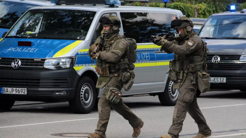 Special police walks towards a suspected hostage-taking situation in a bank in Regensburg, Germany, July 23, 2026.  REUTERS/Mario Moller   TPX IMAGES OF THE DAY