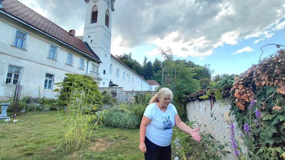 Sabina Gro&scaron;elj, sicer lastnica znamke Vrt zdravilnih rastlin. Čeprav ji delo pogosto otežujejo voluharji, su&scaron;a in pomanjkanje denarja, pravi, da vrt živi &ndash; in da rastline vedno povedo, kam želijo iti.