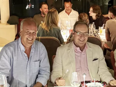 Kevin Spacey (desno) je rojstni dan v Dubrvniku praznoval v družbi režiserja Jakova Sedlarja.