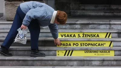 Silil jo je v drogo, zverinsko tepel, zaradi številnih modric je ostajala doma