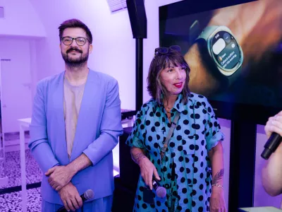 Melinda Rebrek, izvr&scaron;na producentka LJFW.Kot dodaja, želimo ustvarjati vsebine in zgodbe, ki bodo živele tudi zunaj osrednjega programa LJFW: &raquo;Prav v tem vidimo največjo vrednost ponovnega sodelovanja: v več kreativnosti, več povezovanja in dolgoročnej&scaron;ih učinkih.&laquo;Del raz&scaron;irjenega partnerstva z blagovno znamko so tudi nove kreacije oblikovalca Lana Krebsa,