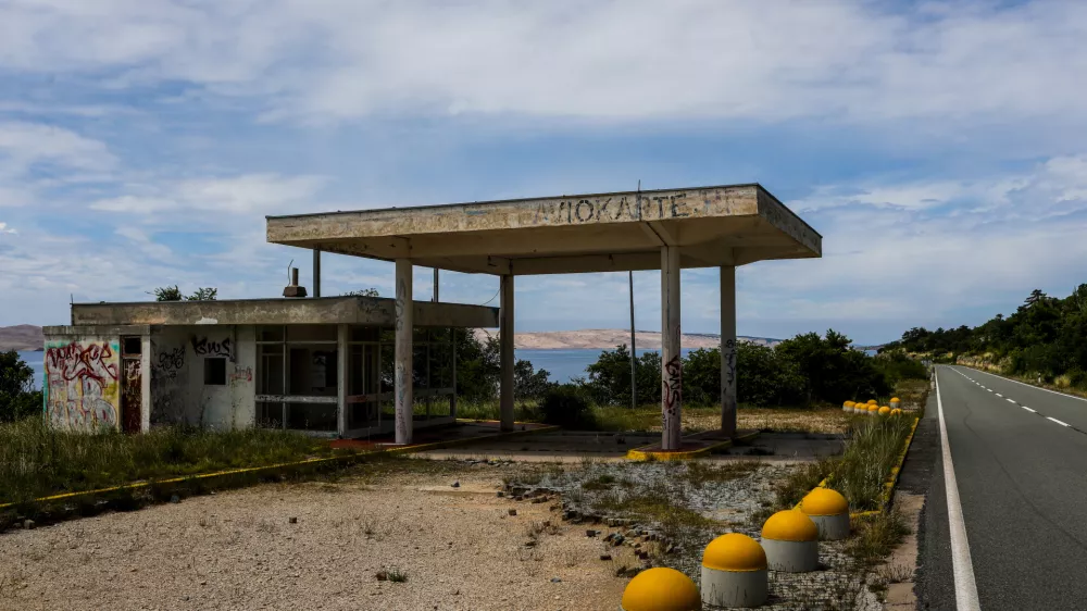 - Cestni odsek od Senja proti Zadru.- Zapu&scaron;čena bencinska črpalka.- Hrva&scaron;ka,- 26.05.2025. - Reportaža o Jadranski magistrali ob 60. obletnici izgradnje in 70. obletnici začetka gradnje.- Jadranska magistrala, cesta, hrva&scaron;ka obala.OPOMBA: ZA OBJAVO V OBJEKTIVU!//FOTO: Bojan Velikonja / Foto: Bojan Velikonja