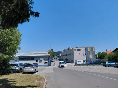 V hudi vročini v dolgih rokavih in hlačah