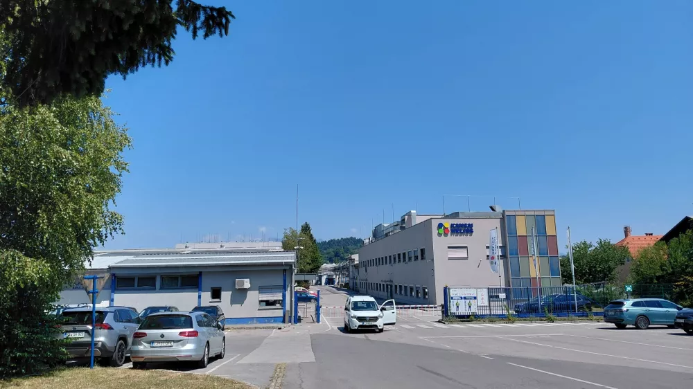V hudi vročini v dolgih rokavih in hlačah