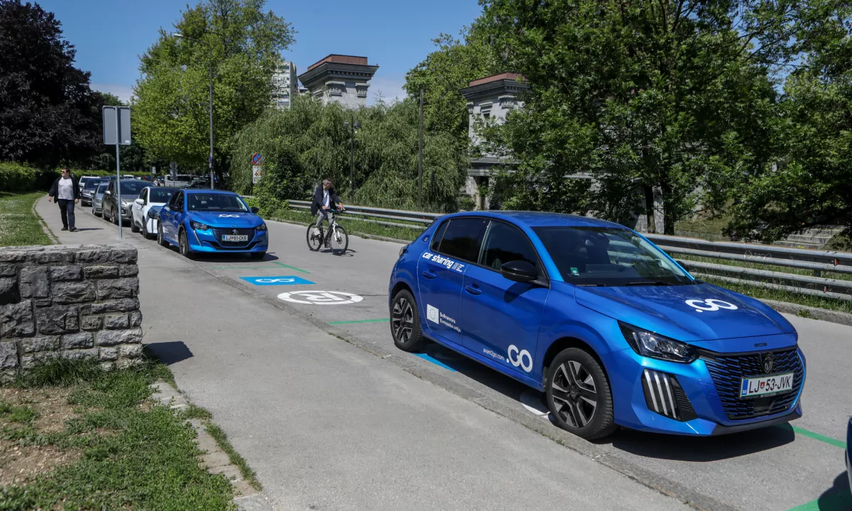 Souporaba električnih vozil: Uporabnikom zaradi nepravilnega parkiranja grozijo kazni