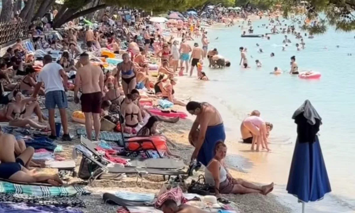 »To je trpljenje, ne pa oddih«: posnetek s prenatrpane hrvaške plaže sprožil burno razpravo