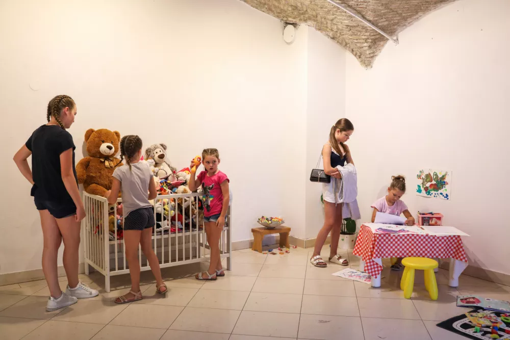 Kjer se toplina mleka tiho sreča s pepelom sveta