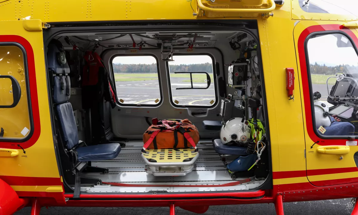 Motoristka zapeljala na nasprotni pas in trčila v dve vozili, odpeljali so jo s helikopterjem