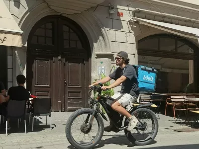 Legalna vožnja skozi pravno luknjo: Ne poganjajo pedalov, a vozijo po kolesarskih stezah