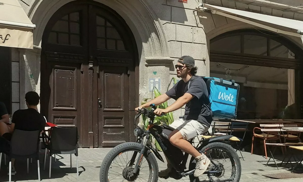 Legalna vožnja skozi pravno luknjo: Ne poganjajo pedalov, a vozijo po kolesarskih stezah