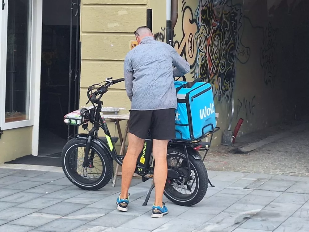 Legalna vožnja skozi pravno luknjo: AVP poziva k strožjemu nadzoru
