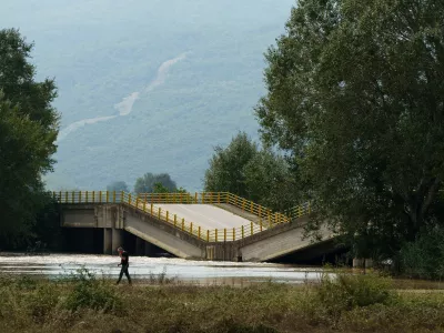 Poru&scaron;eni most Paleopyrgos nad reko Pinios, Grčija. Foto: Profimedia