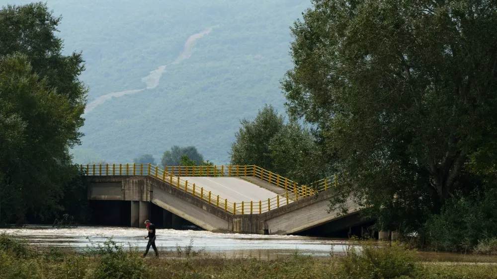 Poru&scaron;eni most Paleopyrgos nad reko Pinios, Grčija. Foto: Profimedia