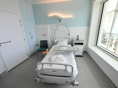 No Tablo&iuml;ds - Le Prince Albert II de Monaco assiste &agrave; la remise des cl&eacute;s du nouvel h&ocirc;pital, le Centre hospitalier Princesse Grace (CHPG) aux professionnels de sant&eacute;, le 13 juillet 2026. Guid&eacute; par la directrice du Centre hospitalier Princesse Grace, Beno&icirc;te Rousseau de Sevelinges, le Prince a proc&eacute;d&eacute; &agrave; sa premi&egrave;re visite officielle du b&acirc;timent, en compagnie du ministre d'Etat, Christophe Mirmand, le ministre de la sant&eacute; de la Principaut&eacute;, Christophe Robino. Apr&egrave;s dix ann&eacute;es d'un chantier pharaonique visant &agrave; construire un nouvel h&ocirc;pital en Principaut&eacute;, le b&acirc;timent va prendre vie, les premiers patients seront accueillis d&eacute;but janvier 2027. Le b&acirc;timent neuf a &eacute;t&eacute; totalement repens&eacute; pour optimiser l'offre de soins. 1,3 milliard d'euros ont &eacute;t&eacute; investis pour un h&ocirc;pital plus grand et plus moderne avec 40.000m&sup2; de surface, 230 lits suppl&eacute;mentaires et pas moins de 14 blocs op&eacute;ratoires. L'&eacute;tablissement, d'une surface totale de 107.000 m&sup2;, aura une capacit&eacute; en m&eacute;decine, chirurgie, obst&eacute;trique et psychiatrie port&eacute;e &agrave; 501 lits, et proposera une fili&egrave;re g&eacute;riatrique de 556 lits, d'ici 2032. &copy; Bruno Bebert / Bestimage No Tablo&iuml;ds - No MailOnline - On July 13, 2026, Prince Albert II of Monaco attended the handover of the new hospital&mdash;the Princess Grace Hospital Centre (CHPG)&mdash;to healthcare professionals. Guided by the hospital's director, Beno&icirc;te Rousseau de Sevelinges, the Prince conducted his first official tour of the building alongside the Minister of State, Christophe Mirmand, and the Principality's Minister of Health, Christophe Robino. Following a decade-long, massive construction project to build a new hospital in the Principality, the facility is set to come to life, with the first patients arriving in early January 2027. The new building has been completely redesigned to optimize healthcare delivery. A total of &euro;1.3 billion was invested to create a larger, more modern hospital featuring 40,000 m&sup2; of floor space, 230 additional beds, and no fewer than 14 operating rooms. With a total surface area of ​​107,000 m&sup2;, the facility will see its capacity for medicine, surgery, obstetrics, and psychiatry increase to 501 beds, while also offering a 556-bed geriatric care pathway by 2032.,Image: 1116348838, License: Rights-managed, Restrictions:, Model Release: no 