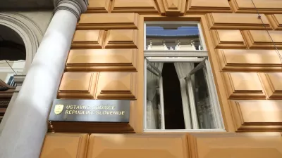 21.5.2026 - Ustavno sodišče - vabimo vas na izjavo poslank Svobode Tereze Novak in Lucije Tacer Perlin. Poslanki bosta podprli Darka Nikolovskega, ki bo zaradi vpliva tujih obveščevalnih služb, zaradi česar je bila kršena pravica do svobodnih volitev, vložil ustavno pritožbo.zjava poslank in vlagatelja bo danes, 21. 5. 2026, ob 9.00 pred vhodom na sedež Ustavnega sodišča RS (Beethovnova ulica 10).Foto: Luka Cjuha