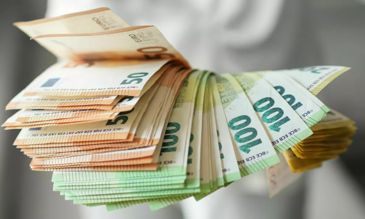 V predalu našel 50 let stari hranilni knjižici: banka mu mora izplačati 110.000 evrov