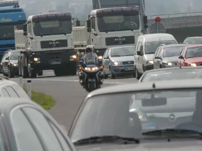 - dolenjska avtocesta - obnovitvena dela - prometni zastoj &ndash; kolone vozil - policija - zaprta polovica avtoceste na odseku Malence &ndash; &Scaron;marje Sap- obnova betonskega vozi&scaron;ča v predorih Debeli hrib in Mali vrh ter vozi&scaron;če na viaduktu Reber. - v obeh predorih posodobitev elektro-strojne opremo v skladu s smernicami EU. - saniracija 3,2 kilometra vozi&scaron;ča na odseku med predorom Mali vrh in izvozom Grosuplje - &Scaron;marje Sap, //FOTO: Matej Pov&scaron;eOPOMBA: ZA OBJAVO V ČASOPISU DNEVNIK