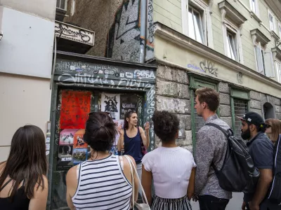 - vodička &Scaron;pela &Scaron;kulj- 28.08.2018 &ndash; Organizirani turistični ogled po Ljubljani - Ljubljana Graffiti Tour - Ljubljanska Grafitarska tura &ndash; grafiti - //FOTO: Matjaž Ru&scaron;t