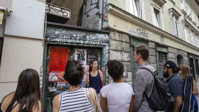 - vodička Špela Škulj- 28.08.2018 – Organizirani turistični ogled po Ljubljani - Ljubljana Graffiti Tour - Ljubljanska Grafitarska tura – grafiti - //FOTO: Matjaž Rušt