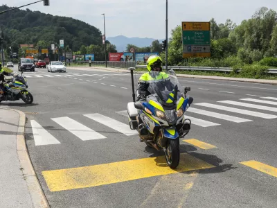 - Policist motorist, - 01.07.2026. - predstavitev preventivne kampanje #častnaprometna, s katero želi Policija udeležence v cestnem prometu spodbuditi, naj prepoznajo svoje prometne razvade in jih spremenijo v dobre navade.Robert Vehovec iz Uprave uniformirane policije na Generalni policijski upravi, je predstavil:- ključne podatke o prometni varnosti v poletnih mesecih,- najpogostej&scaron;e dejavnike tveganja za najhuj&scaron;e prometne nesreče,- namen in potek kampanje #častnaprometna,- način sodelovanja javnosti prek spletne strani kampanje,- policijske aktivnosti v poletni turistični sezoni.//FOTO: Bojan Velikonja