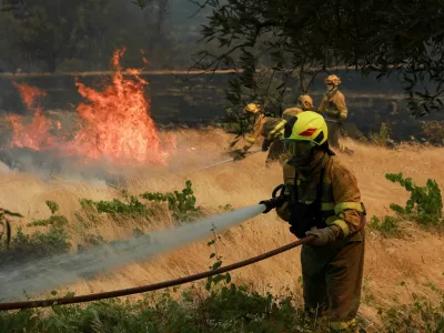 Firefighters battle a wildfire affecting Castilla y Leon province, in the village of El Tiemblo, Spain, July 24, 2026. REUTERS/Violeta Santos Moura