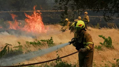 Firefighters battle a wildfire affecting Castilla y Leon province, in the village of El Tiemblo, Spain, July 24, 2026. REUTERS/Violeta Santos Moura