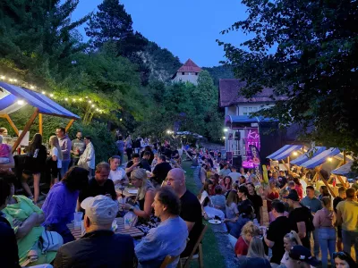 Večerni utrip v parku Europa je povezal Kamnik z naključnimi obiskovalci festivala. Foto: Vesna Levičnik