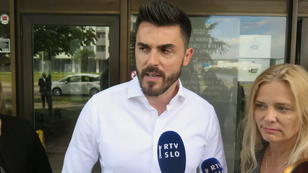 Koper, Okorzno sodisce Koper.Razglasitev sodbe v zadevi Kobra.Ivica Guberac z odvetnico Moniko Mavsar.