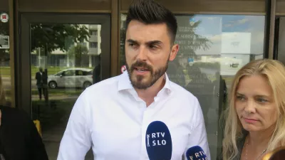 Koper, Okorzno sodisce Koper.Razglasitev sodbe v zadevi Kobra.Ivica Guberac z odvetnico Moniko Mavsar.