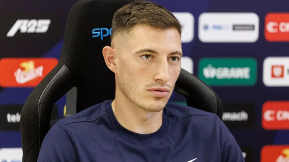 Celje, Stadion Z'dezele.Novinarska konferenca NK Celje pred drugo tekmo drugega kroga kvalifikacij za Ligo prvakov proti KF Egnatia.Vezni igralec NK Celje Mario Kvesic.