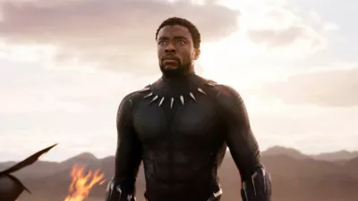 Umrl je Črni panterV soboto je svet &scaron;okirala vest o smrti 43-letnega ameri&scaron;kega igralca Chadwicka Bosemana, znanega po vlogi iz Marvelovega filma Črni panter. Boseman je izgubil &scaron;tiriletno bitko z rakom, za katero večina sploh ni vedela, saj tega nikoli ni razkril javnosti. Boseman je pozornost kot igralec najprej vzbudil z upodobitvami Jackieja Robinsona v filmu 42 in soul pevca Jamesa Browna Get on Up, med zvezde pa ga je izstrelila vloga superheroja Črnega panterja in vladarja izmi&scaron;ljene tehnolo&scaron;ko najnaprednej&scaron;e države na svetu Wakande. Črni panter, ki je postal eden od najdobičkonosnej&scaron;ih filmov vseh časov, saj je zaslužil več kot 1,3 milijarde dolarjev, je prvi superherojski film, ki je bil nominiran za oskarja, leta 2022 pa bi v kinematografe moralo priti njegovo nadaljevanje, spet z Bosemanom v glavni vlogi.