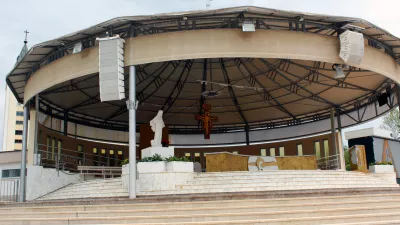Outdoor altar with statue and crucifix at Medjugorje church / Foto: Adrian Pacurariu Getty Images