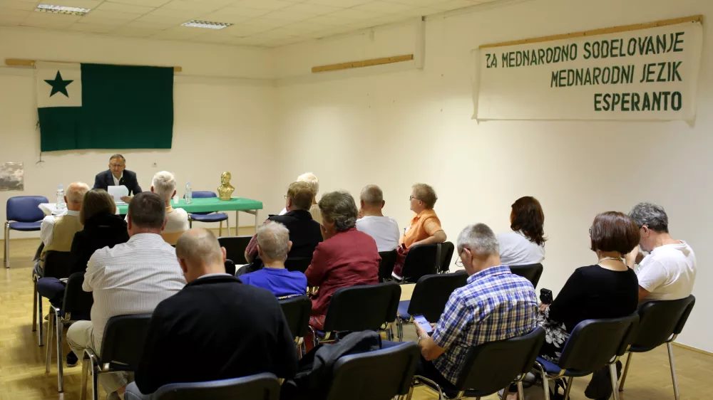 - 26.07.2017 - Srečanje slovenskih esperantistov v počastitev 130-letnice mednarodnega jezika esperanta - Pred 130 leti, 26. julija 1887, je iz&scaron;la &raquo;Prva knjiga&laquo;, prvi učbenik Mednarodnega jezika, ki se zdaj imenuje esperanto.//FOTO: Bojan Velikonja